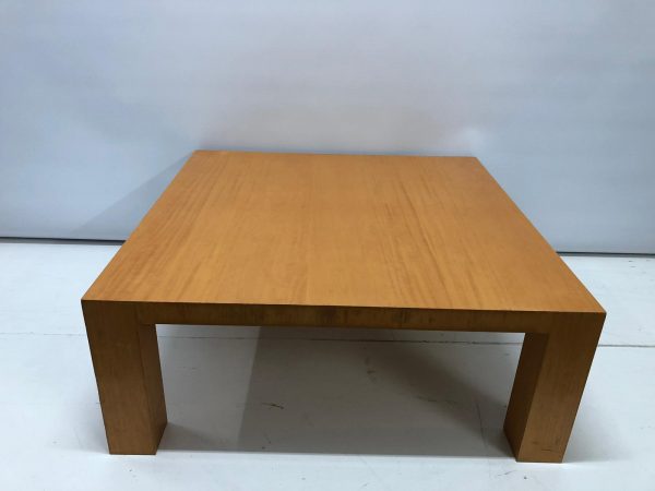 mesa-cuadrada-madera-segunda-mano-oficina-recepcion