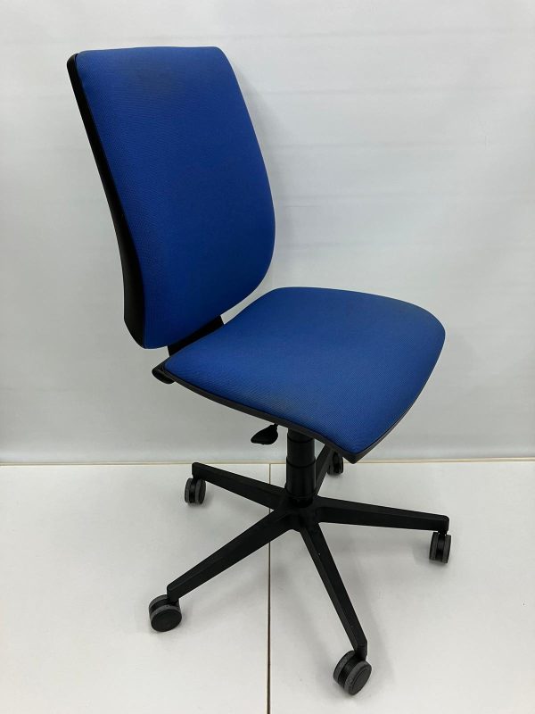 silla-giratoria-ruedas-regulable-azul-oficina-segunda-mano-barcelona