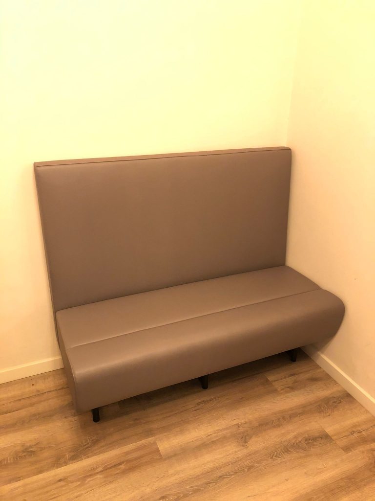Sofá gris recepción sala de espera - Mobiliario JMD
