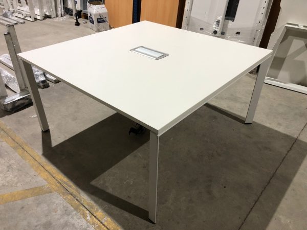 mesa-cuadrada-blanca-oficina-steelcase-barcelona