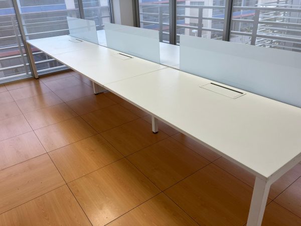 mesa-coworking-blanca-mamparas-oficina-segunda-mano-barcelona