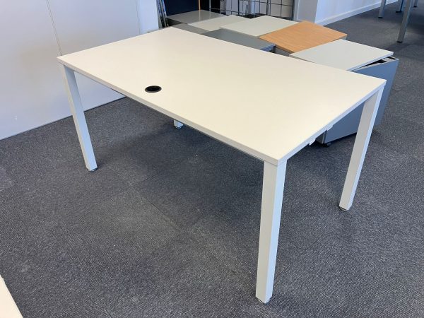 mesa-blanca-steelcase-segunda-mano-oficina-barcelona
